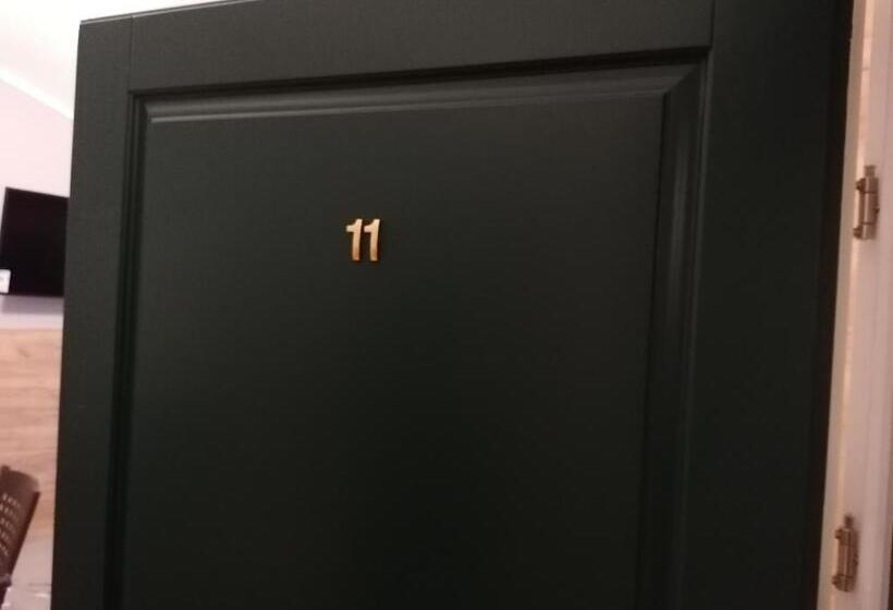 スタンダードスタジオ, Golden Star  Premium Apartments