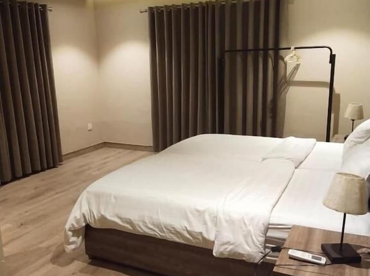 اتاق لوکس, Hamsun Shahrah E Faisal