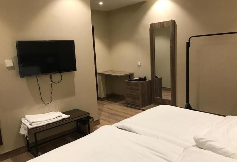 اتاق لوکس, Hamsun Shahrah E Faisal
