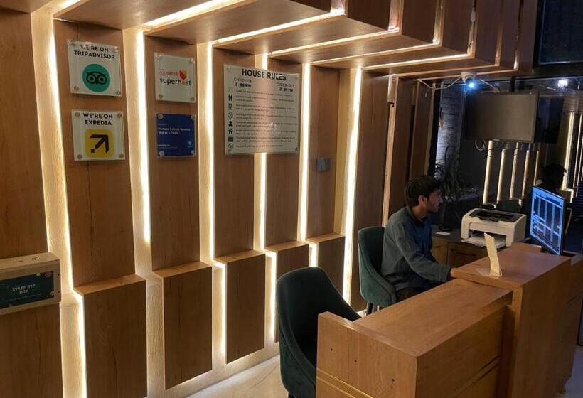 اتاق لوکس, Hamsun Shahrah E Faisal