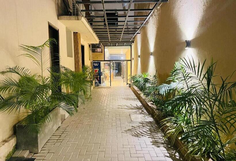 3 Bedroom Suite, Hamsun Shahrah E Faisal