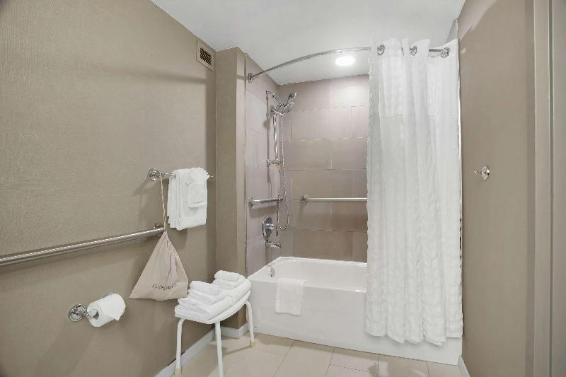 带大床的套房, Doubletree By Hilton Little Rock
