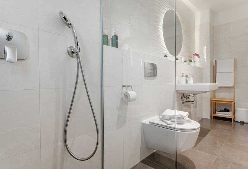 اتاق لوکس با چشم‌انداز شهر, Seven Seas Residence