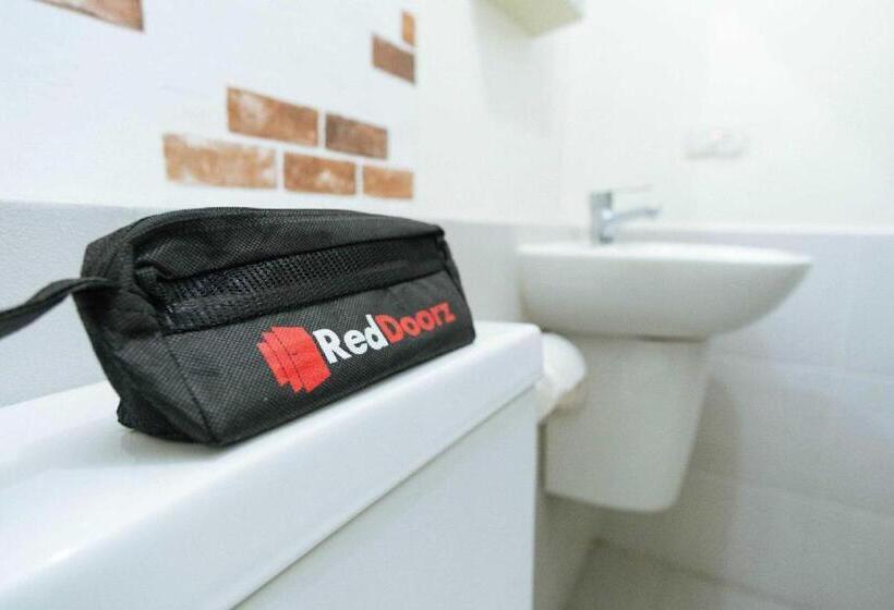 Номер Economy, Reddoorz Plus Near Jakarta Kota Station