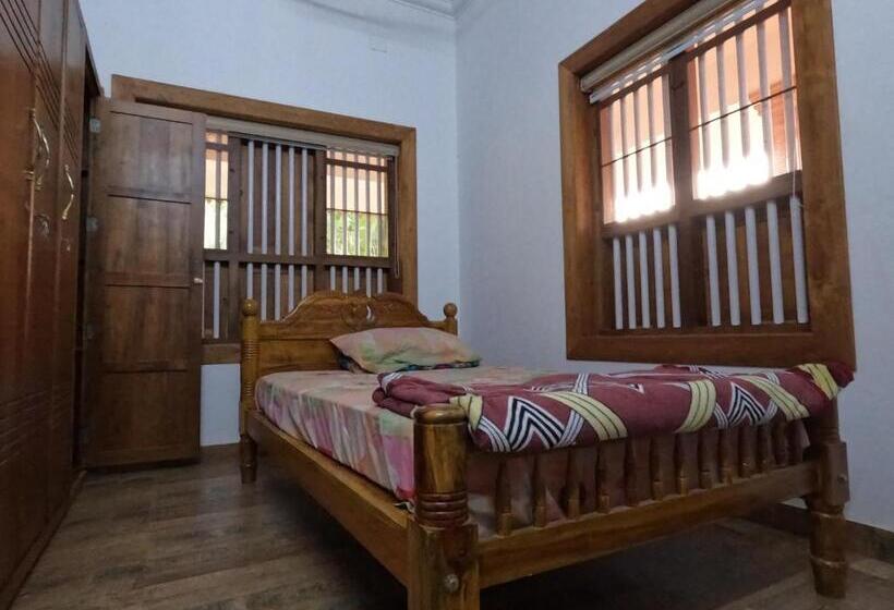 이코노미 룸, Poonthanam Homestay