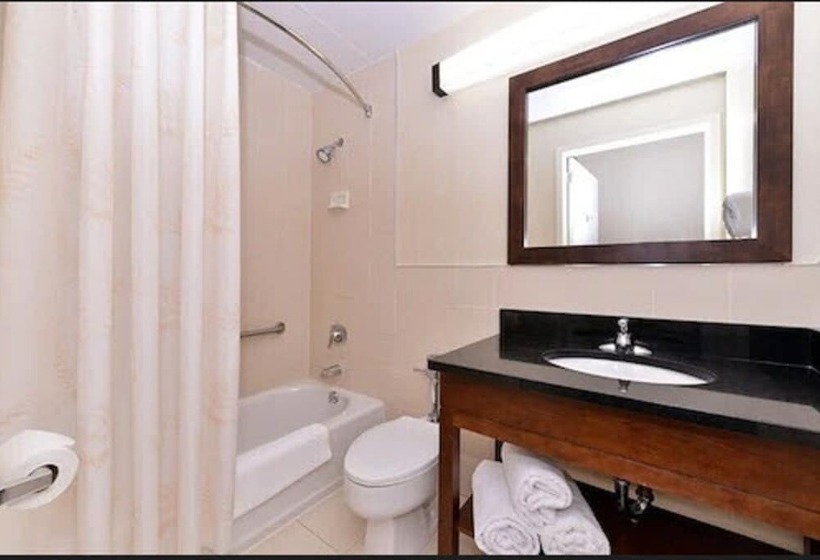 套房, Comfort Inn Syossetlong Island