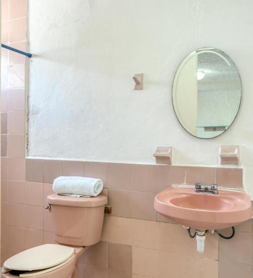 חדר סטנדרט לשלושה, Capital O Farallon Inn, Cancún