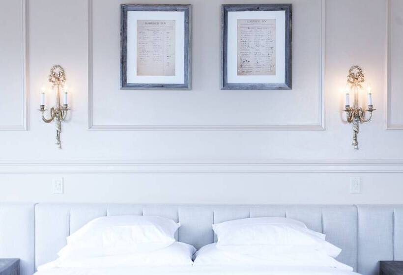 Президентский Люкс, Garrison Inn Boutique