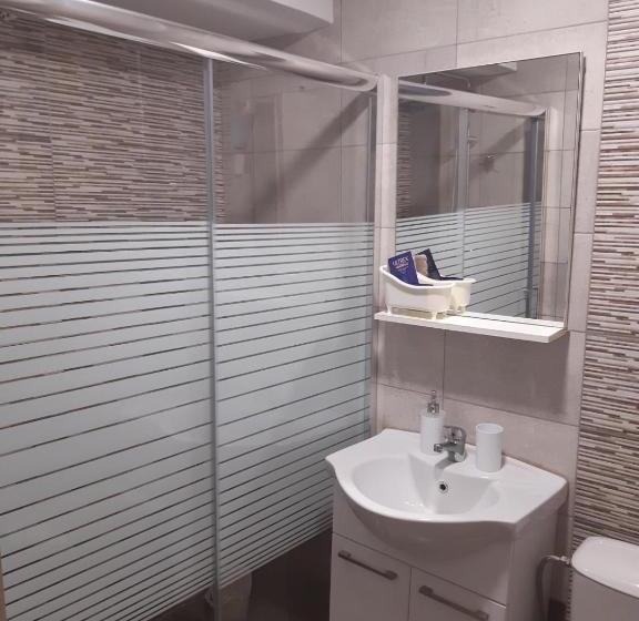 اتاق ساده سه‌ نفره, Giota Rooms