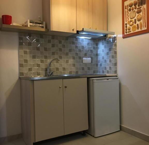 اتاق ساده سه‌ نفره, Giota Rooms