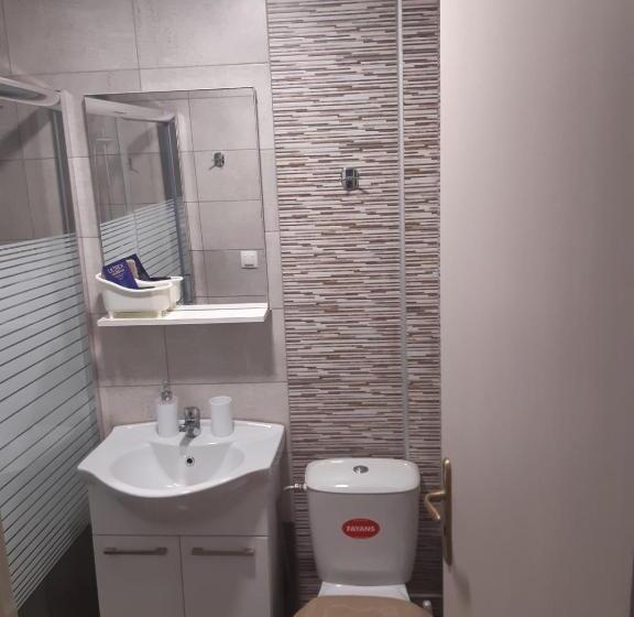 اتاق ساده سه‌ نفره, Giota Rooms
