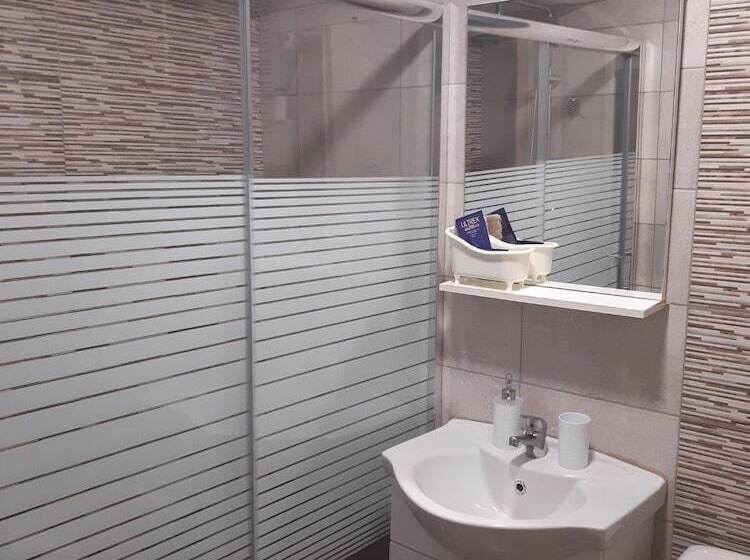 اتاق ساده سه‌ نفره, Giota Rooms