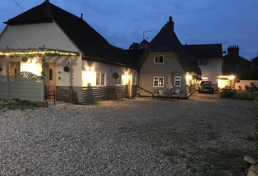 إستوديو ديلوكس, Old Thatch Bambers Green
