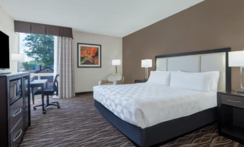اتاق استاندارد با تخت بزرگ, Holiday Inn Des Moines Airport Conf Center, An Ihg