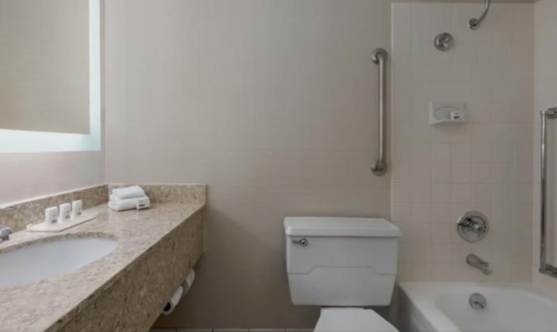 اتاق استاندارد با تخت بزرگ, Holiday Inn Des Moines Airport Conf Center, An Ihg