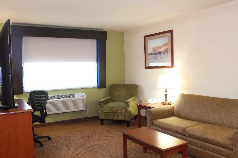 Люкс Кровать Кинг, Holiday Inn Express Hotel & Suites Farmington, An Ihg