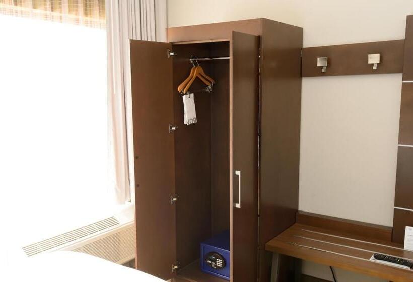 Номер Стандарт Кровать Кинг Адаптированный для Инвалидов, Holiday Inn Express Hillsborough Durham Area, An Ihg