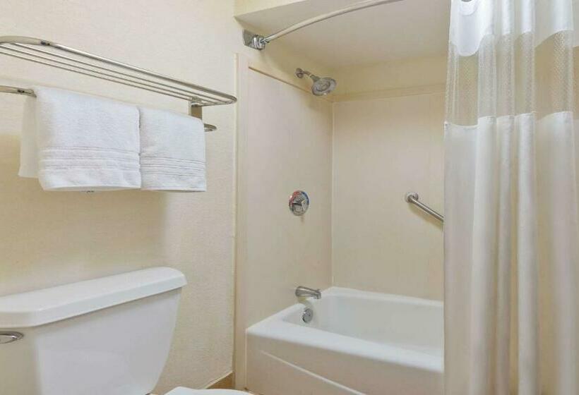 Номер Стандарт 2 Двуспальные Кровати, Super 8 By Wyndham Huntersville/charlotte Area