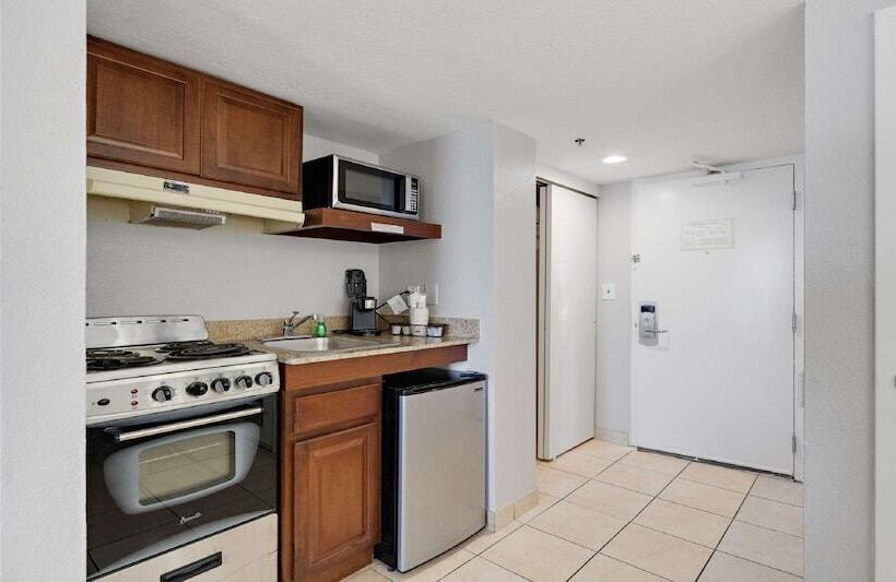 Quarto Standard Cama Casal Vista Mar, Best Western Plus Holiday Sands Inn & Suites