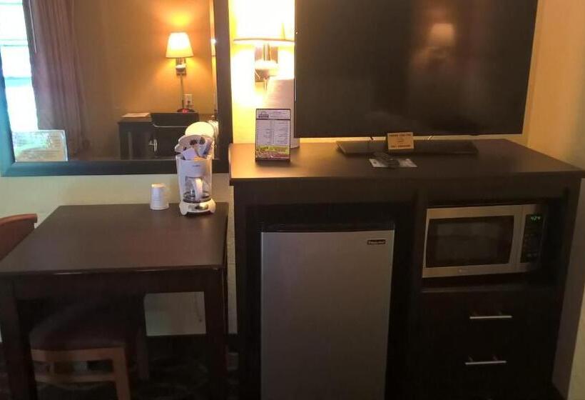 스위트 킹사이즈 침대, Days Inn & Suites By Wyndham Port Richey