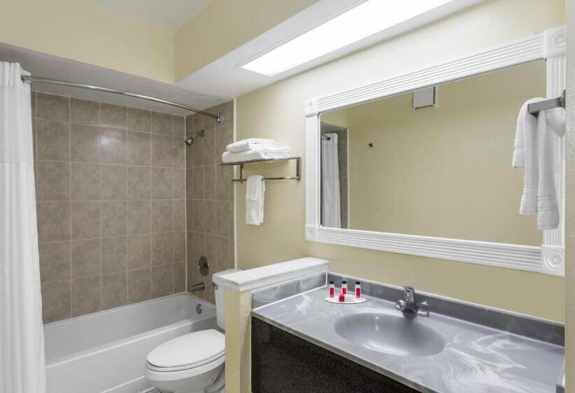 스위트 킹사이즈 침대, Days Inn & Suites By Wyndham Port Richey