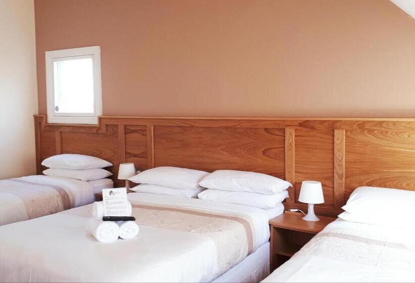 اتاق استاندارد سه نفره, Bank House Guesthouse