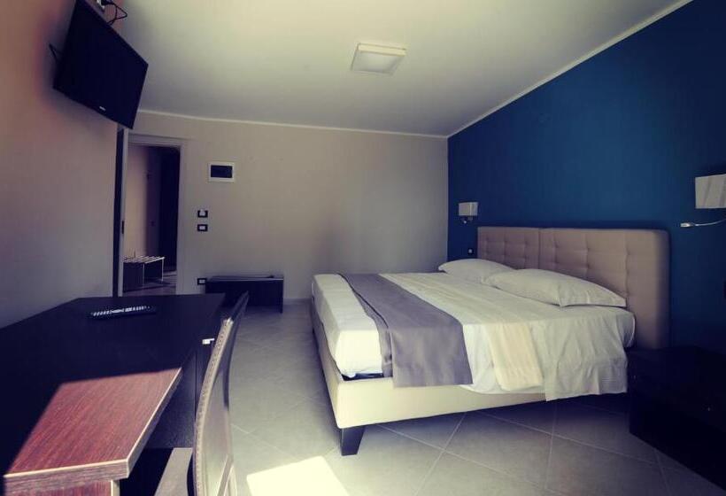 اتاق لوکس با بالکن و چشم‌انداز دریا, Guest House San Domenico