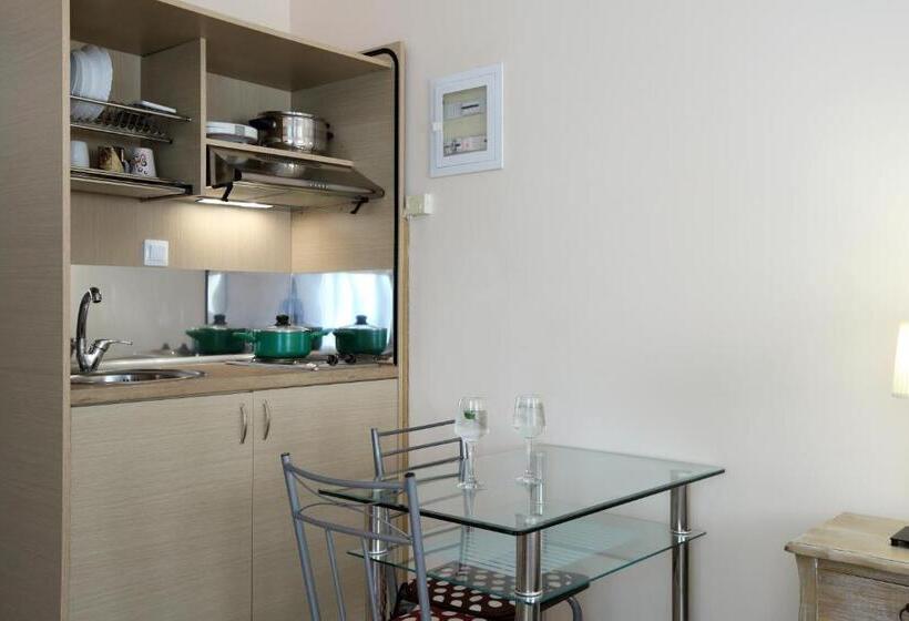 استودیوی استاندارد, Apartments Avra
