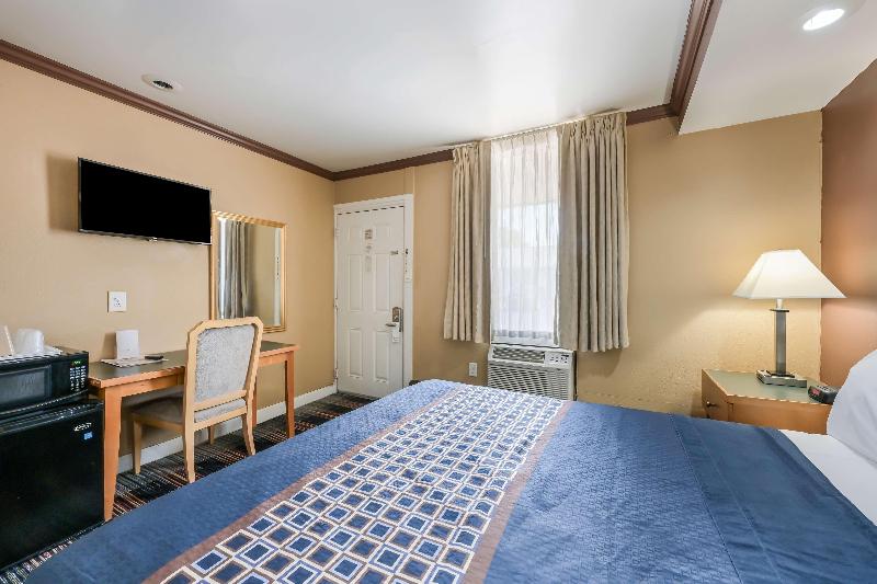 带大床的豪华间, Knights Inn Trevose