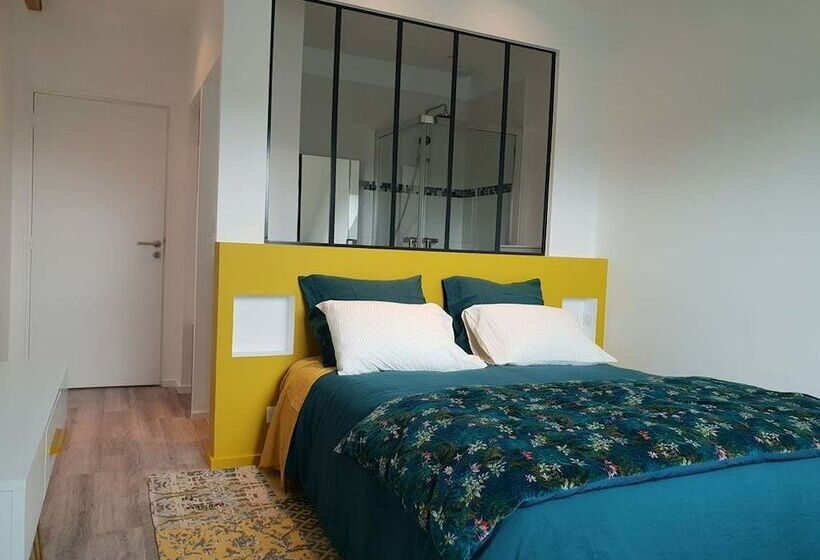 Quarto Familiar, La Poignardière