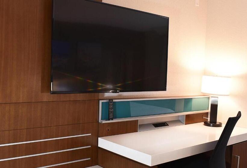 残疾人使用的带特大床的标准间, Delta Hotels By Marriott Indianapolis East