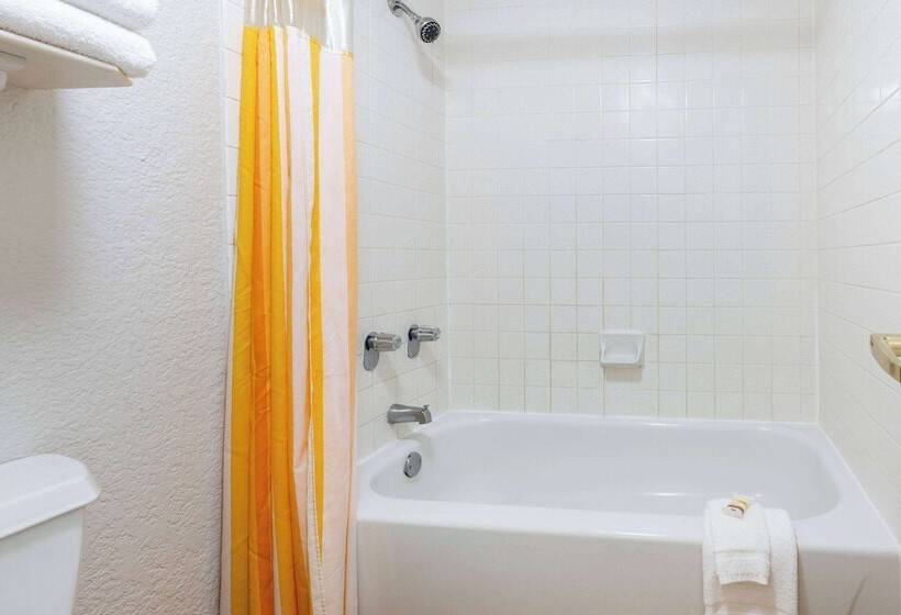 Номер Стандарт 2 Двуспальные Кровати, Super 8 By Wyndham The Woodlands North