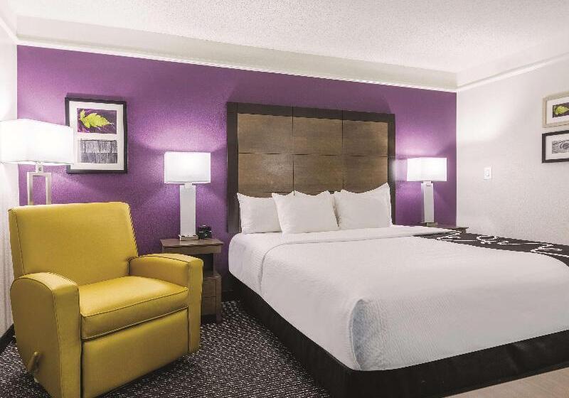キングサイズベッドのデラックスルーム, La Quinta By Wyndham Alexandria Airport