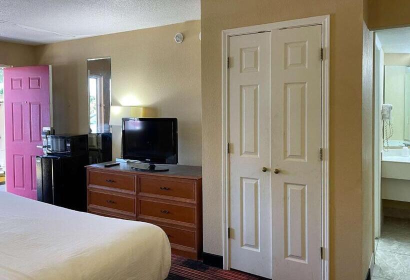 Deluxe Suite, Motel 6 Huntsville Al University Dr