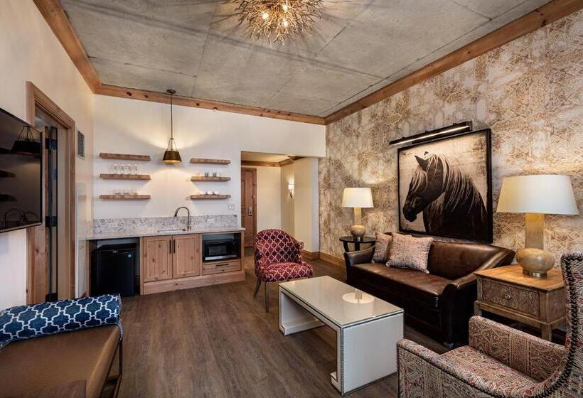 Четырехместный номер Премиум, The Brownwood Hotel & Spa