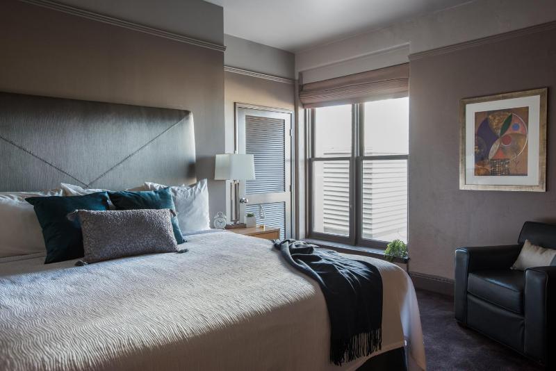 스위트 킹사이즈 침대, Magnolia Hotel Downtown Dallas