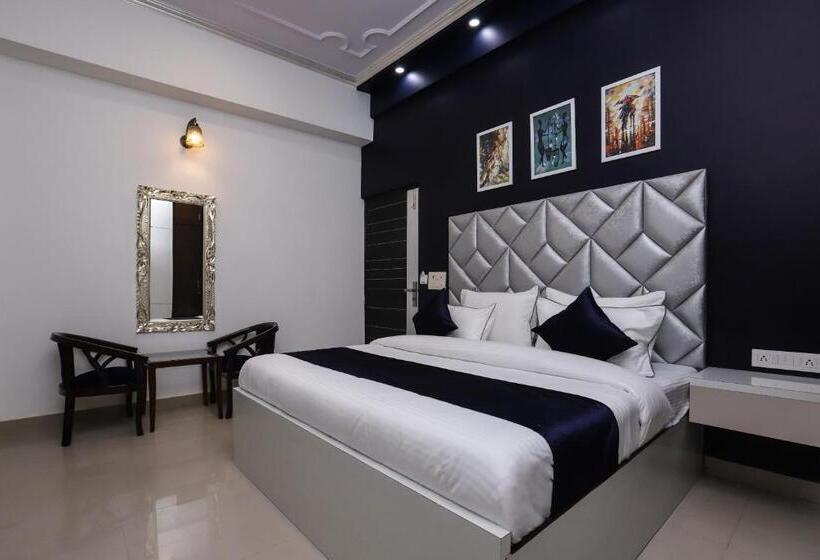 Quarto Deluxe, Vizima Palace   Near Wave City Center Metro Station