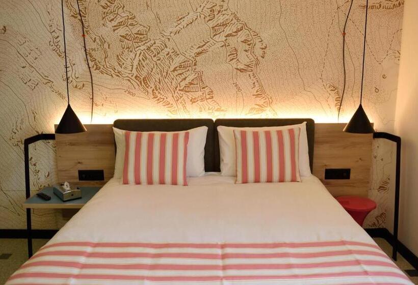 带阳台的高级房间, Nonanteneuf Appart Hôtel Sierre   Self Check In