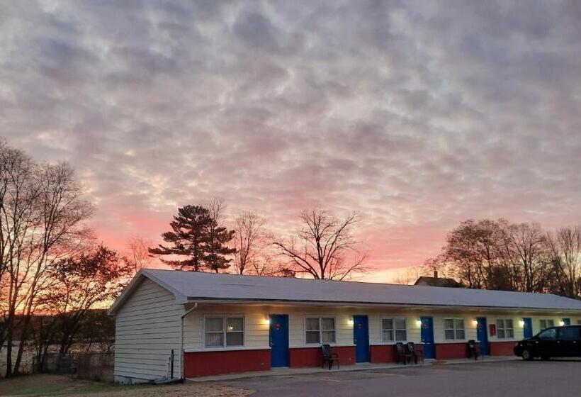 Номер Стандарт с Балконом, Motel Reedsburg