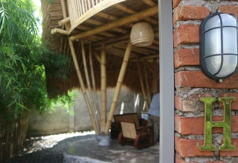 자쿠지 스위트, Hawera Village