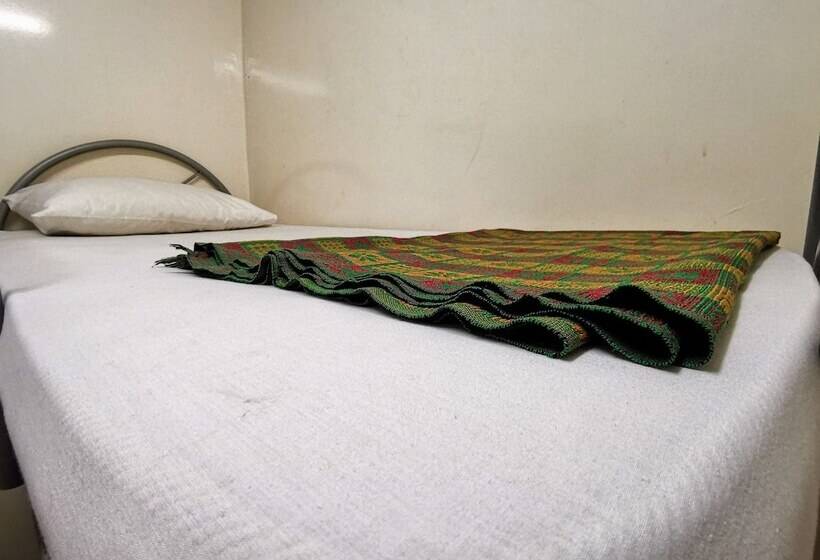 اتاق استاندارد سه تخته با سرویس بهداشتی مشترک, Meera Heritage Motel
