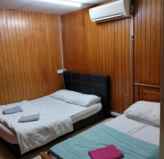 اتاق خانوادگی, Meera Heritage Motel