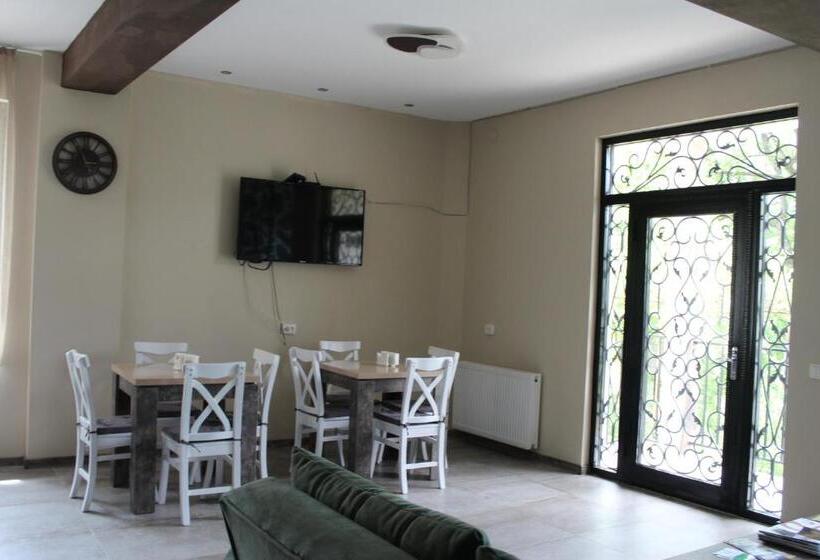 اتاق استاندارد سه نفره, Nikala's House