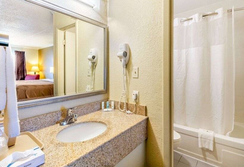 带2个双人床的标准工作室, Quality Inn