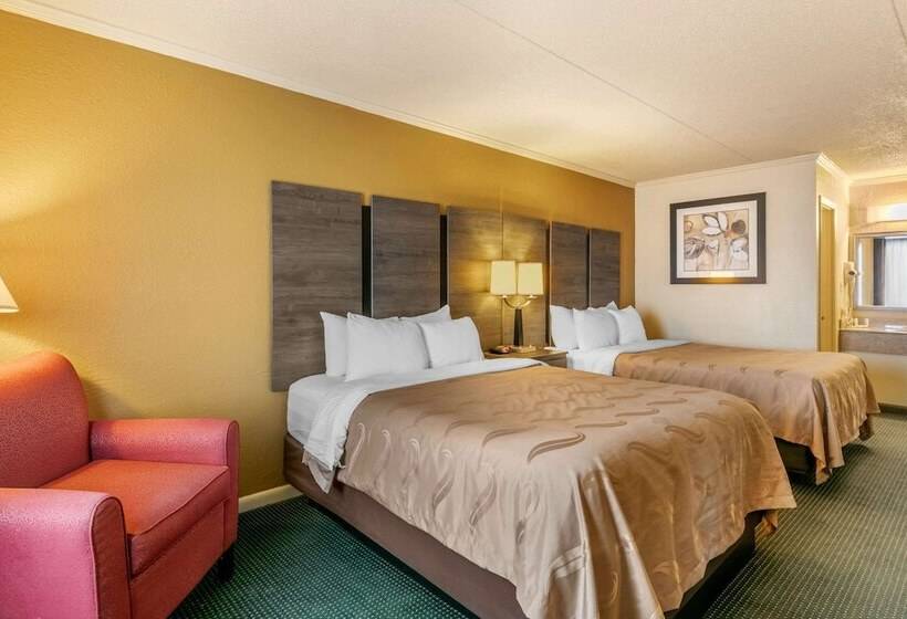 带2个双人床的标准工作室, Quality Inn