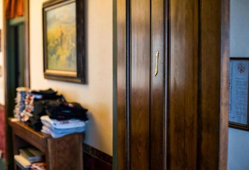 Номер Deluxe, Red Garter Inn