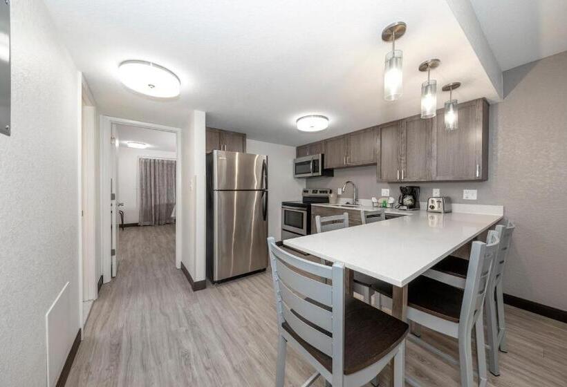 Люкс Адаптированный для Инвалидов, Red Roof Inn Plus+ & Suites Naples Downtown 5th Ave S