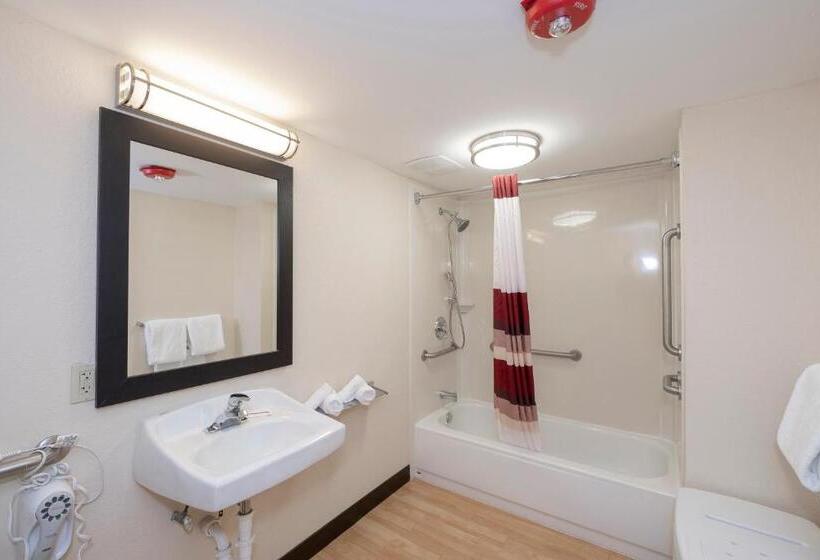 Номер Стандарт Адаптированный для Инвалидов, Red Roof Inn Plus+ & Suites Naples Downtown 5th Ave S