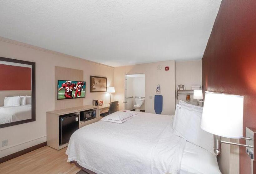 Номер Стандарт Адаптированный для Инвалидов, Red Roof Inn Plus+ & Suites Naples Downtown 5th Ave S
