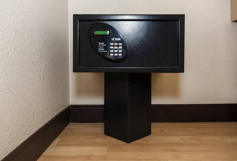 Номер Стандарт 2 Двуспальные Кровати, Red Roof Inn Plus+ & Suites Naples Downtown 5th Ave S